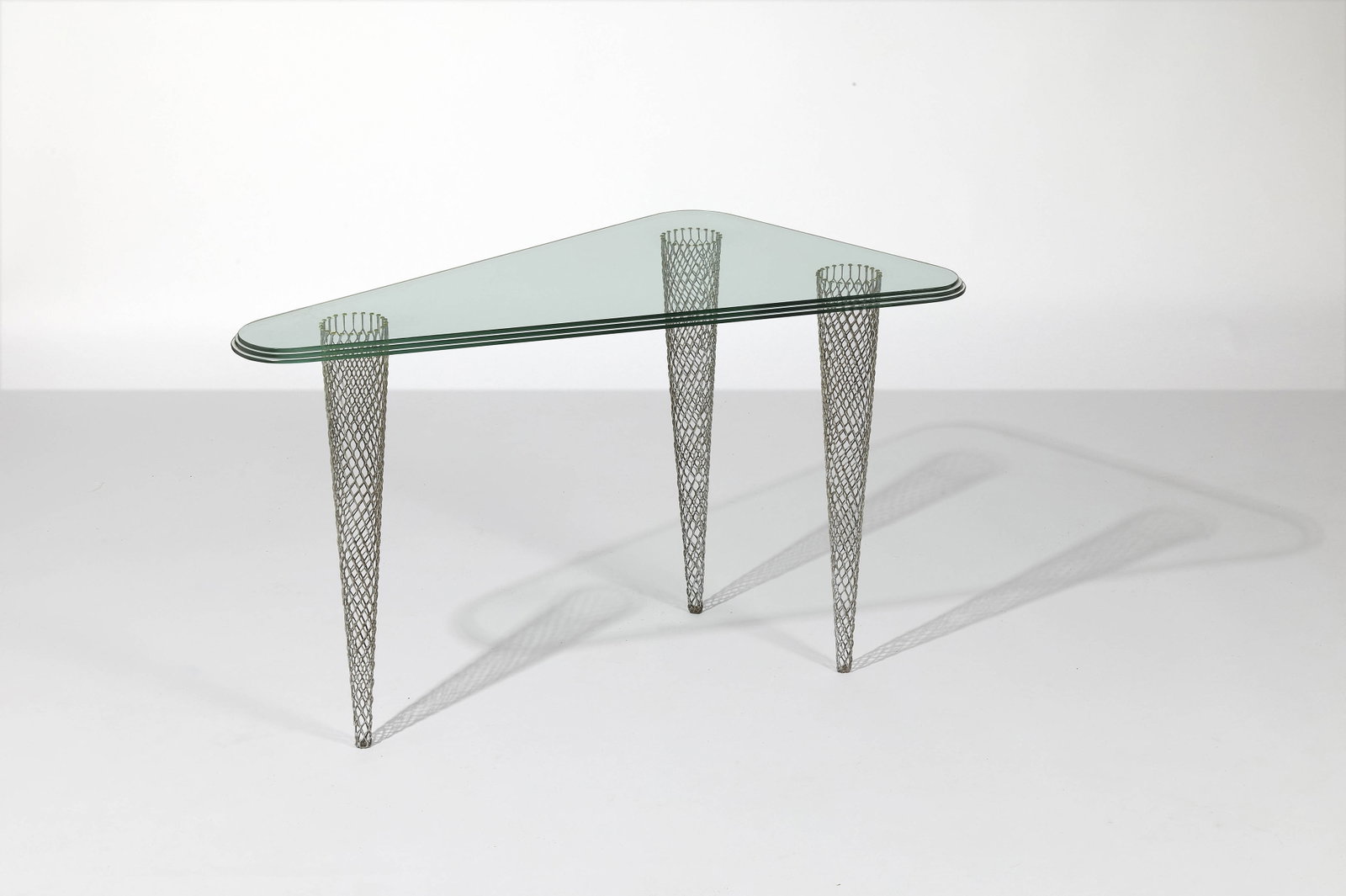 Shiro KURAMATA: Shiro KURAMATA Console « Twilight Time » – 1985 Piètement en résille d’acier, plateau en verre Édition XO 69 × 110 × 63 cm Bibliographie : Dey