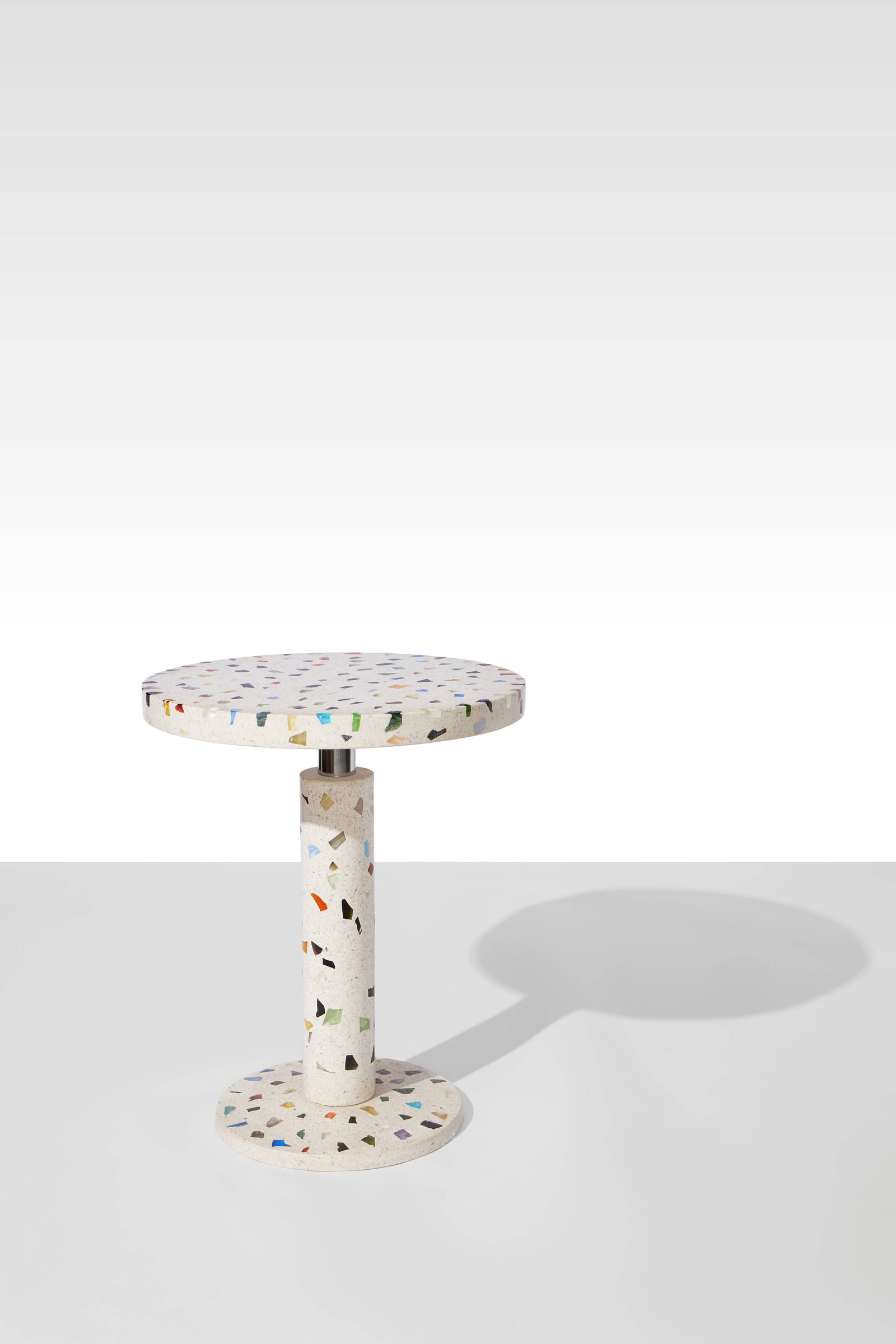 Shiro KURAMATA: Shiro KURAMATA Guéridon « Kyoto » – 1983 Terrazzo, acier chromé Édition Memphis Marqué Shiro Kuramata, Memphis sous le plateau au pochoir 73 × 60 cm
