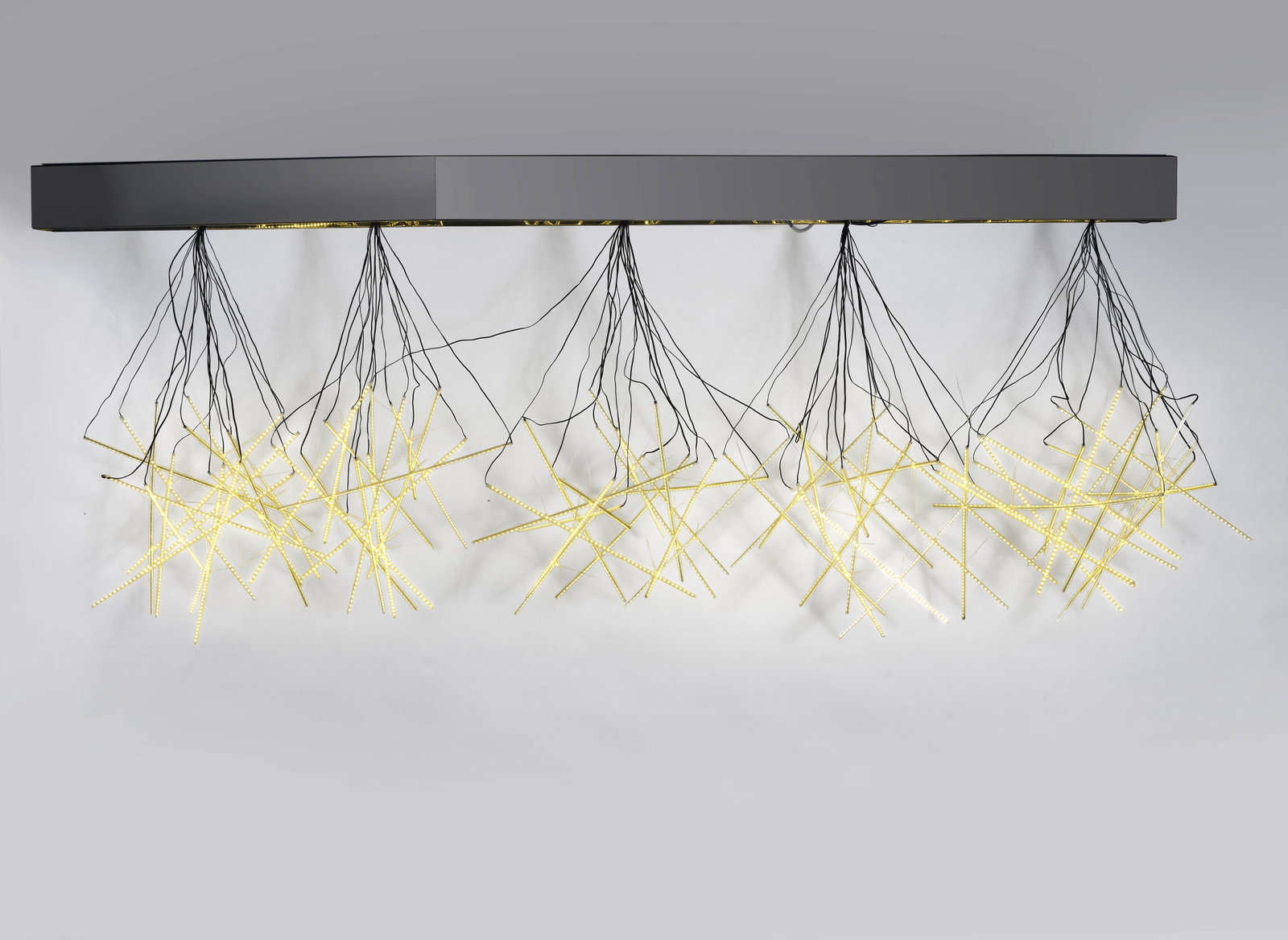Arik LEVY: Arik LEVY (Né en 1963) Suspension « Fractal Cloud LED 5U » - 2010 Structure coudée en acier chromé, LED 14 × 248 × 13 cm pour la structure portante 104