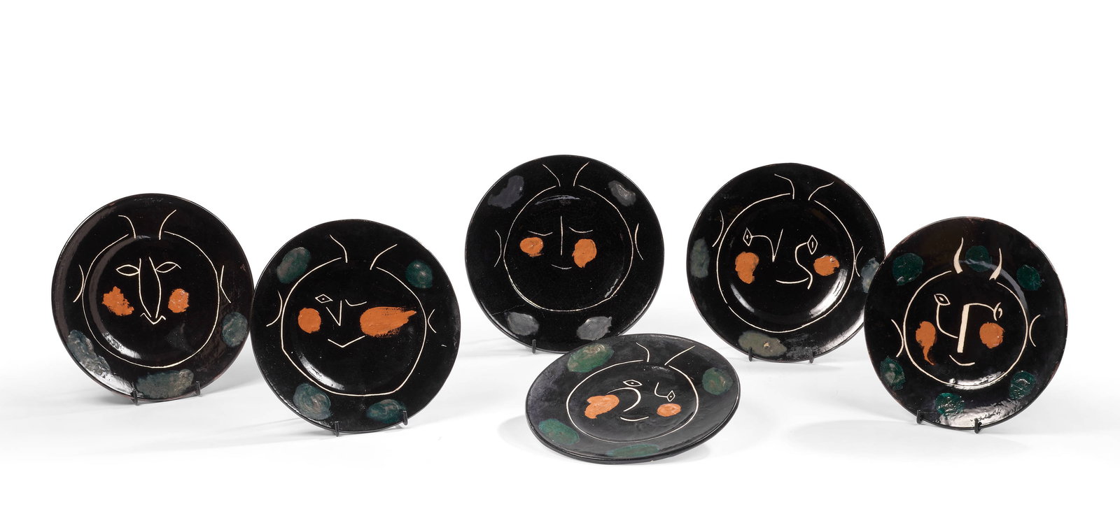 Pablo PICASSO: Pablo PICASSO Service Visage Noir - 1948 (# A.R. 37, 40, 41, 43, 46 et 47) Terre de faïence blanche, décor aux engobes, gravé au couteau sous couverte Rouge, vert, blanc, find noir