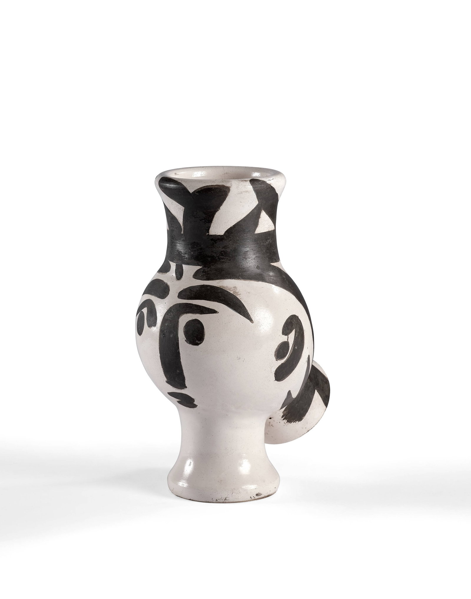 Pablo PICASSO: Pablo PICASSO Vase Femme - 1951 (AR # 119) Vase tourné R.A terre de faïence blanche, décor à l'engobe et paraffine, émail blanc Noir Tirage à 500 exemplaires Edition