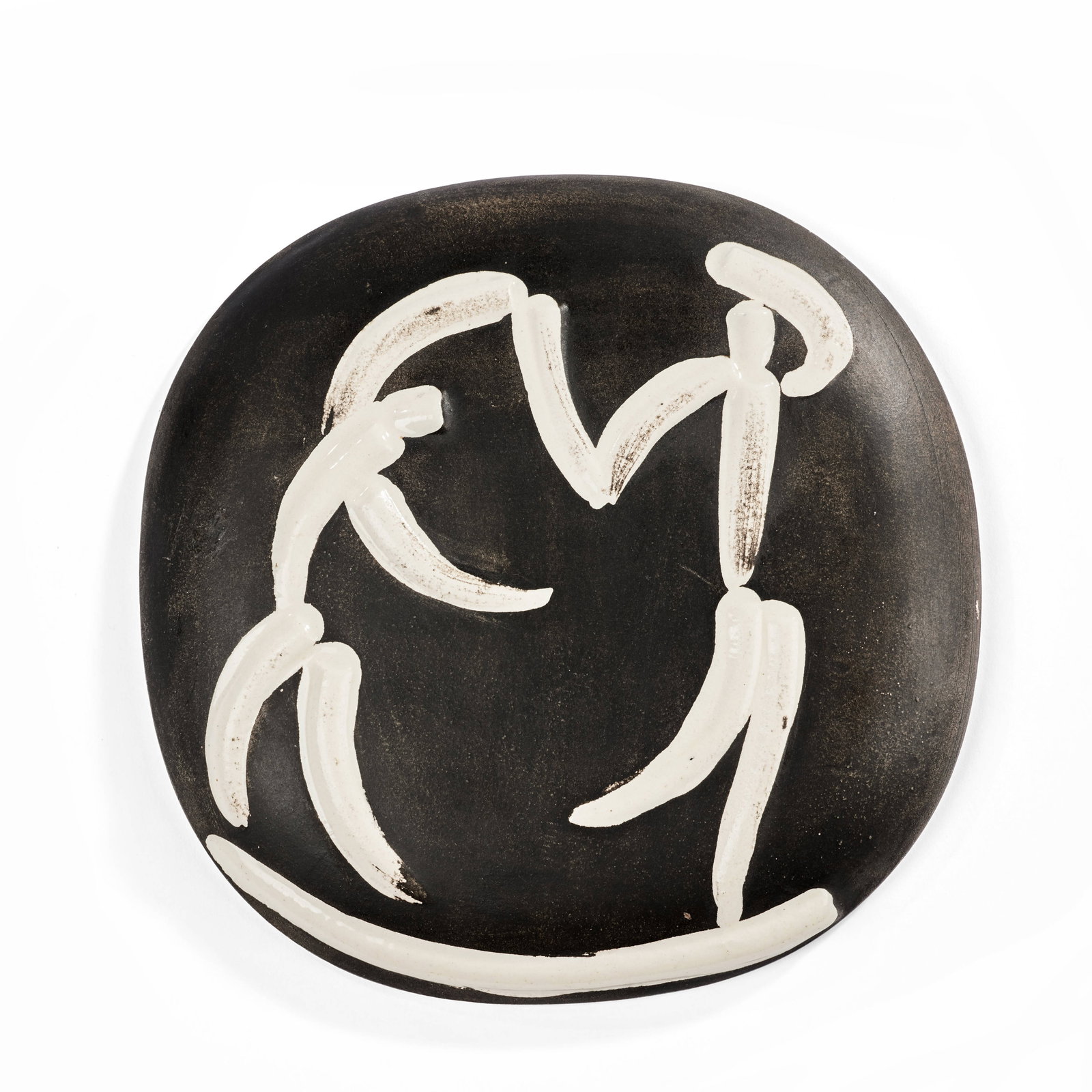 Pablo PICASSO: Pablo PICASSO Danseurs - 1956 (AR # 388) E.O. terre de faïence blanche, gravure soulignée de couverte, fond patiné noir Ivoire, brun Madoura Plein Feu | Empreinte Originale de Picasso (