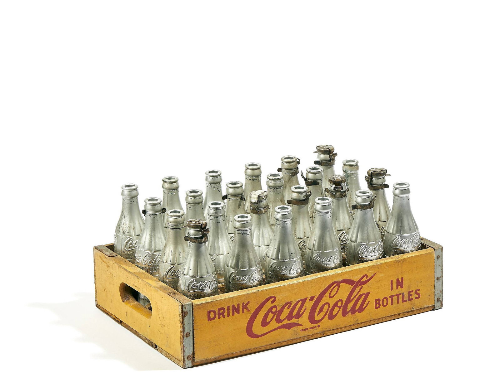 Andy WARHOL (D'après): Andy WARHOL (D'après) You're in - 1966/1967 Peinture aérosol sur 24 bouteilles de marque Coca Cola dans une caisse en bois et métal de récupération Signé des initiales