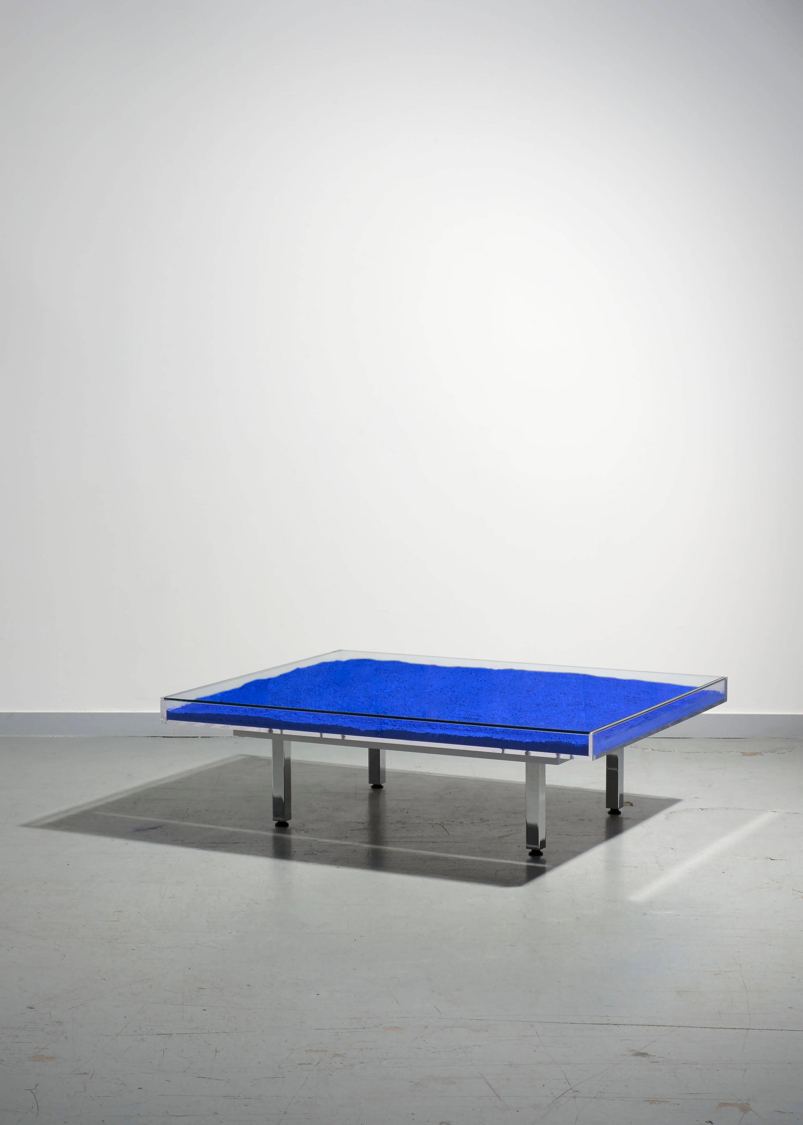 Yves KLEIN: Yves KLEIN Table IKB® Plateau en verre et plexiglas, pigment IKB et piètement en métal chromé Signée par Madame Rotraut Klein-Moquay et référencée xxx Cette
