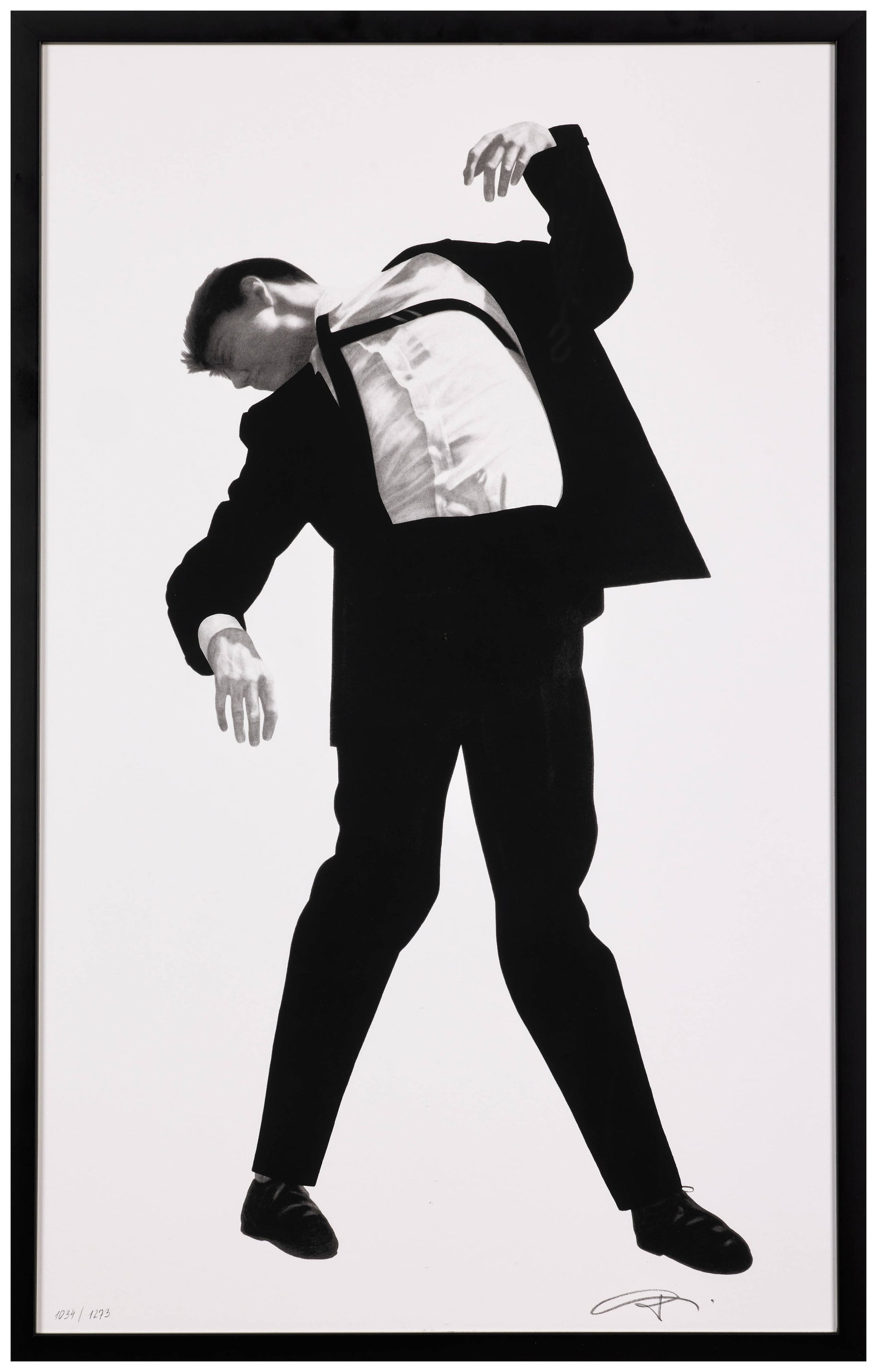 Robert LONGO: Robert LONGO Eric - 2025 Issue de la série "Men in the Cities" Sérigraphie en couleurs Signée et numérotée "1034 / 1273" 70 x 43,5 cm (à vue) - encadrée Édition