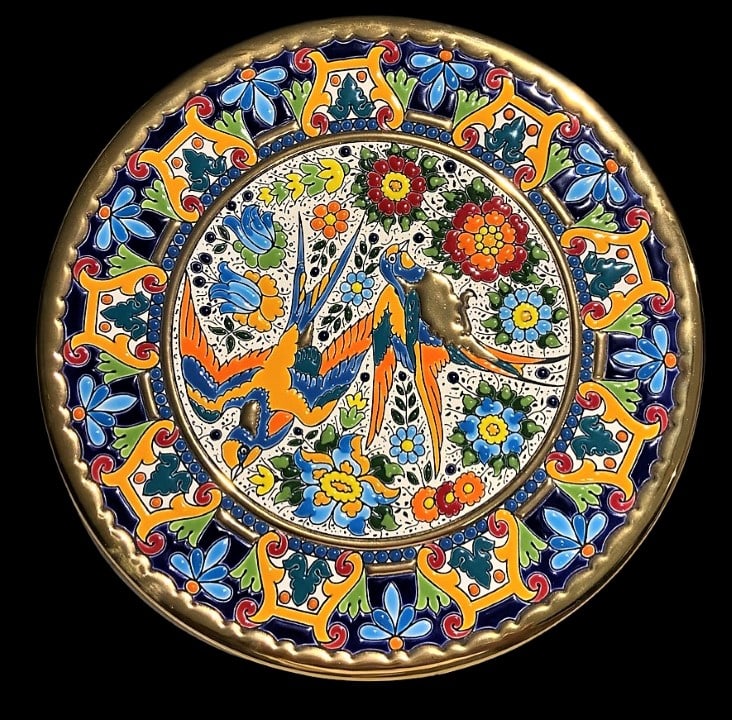 Gorgeous 24K Gold Plate: Private Collection Hand painted 24K GOLD Spain Plate. Gorgeous decorative piece, perfect to make a statement and satisfy the most refined taste.