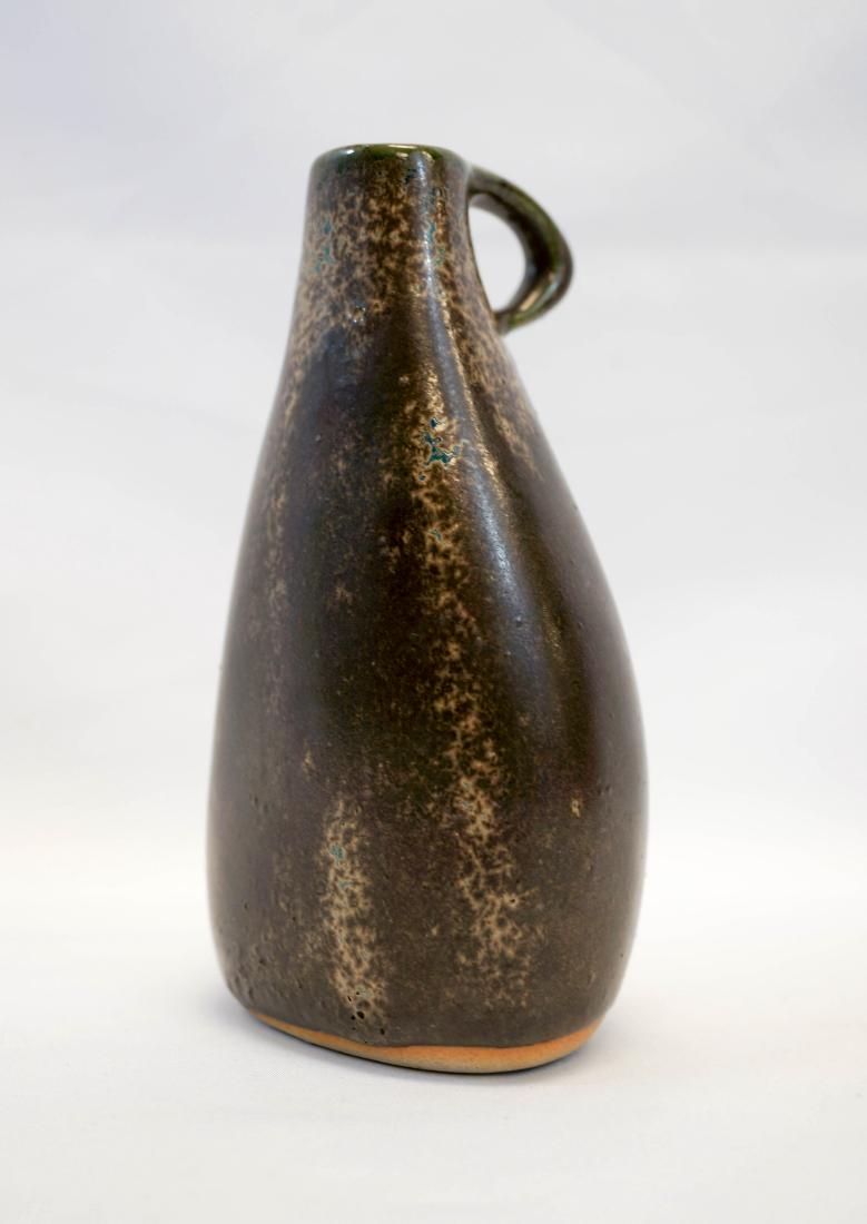 David Gil Bennington Art Pottery Vase: Signed David Gil vase measuring 5.75" tall. In excellent condition with no damage or repairs. We ship most items in house. Exclusions include furniture, oversized framed artwork and heavier items. Ple