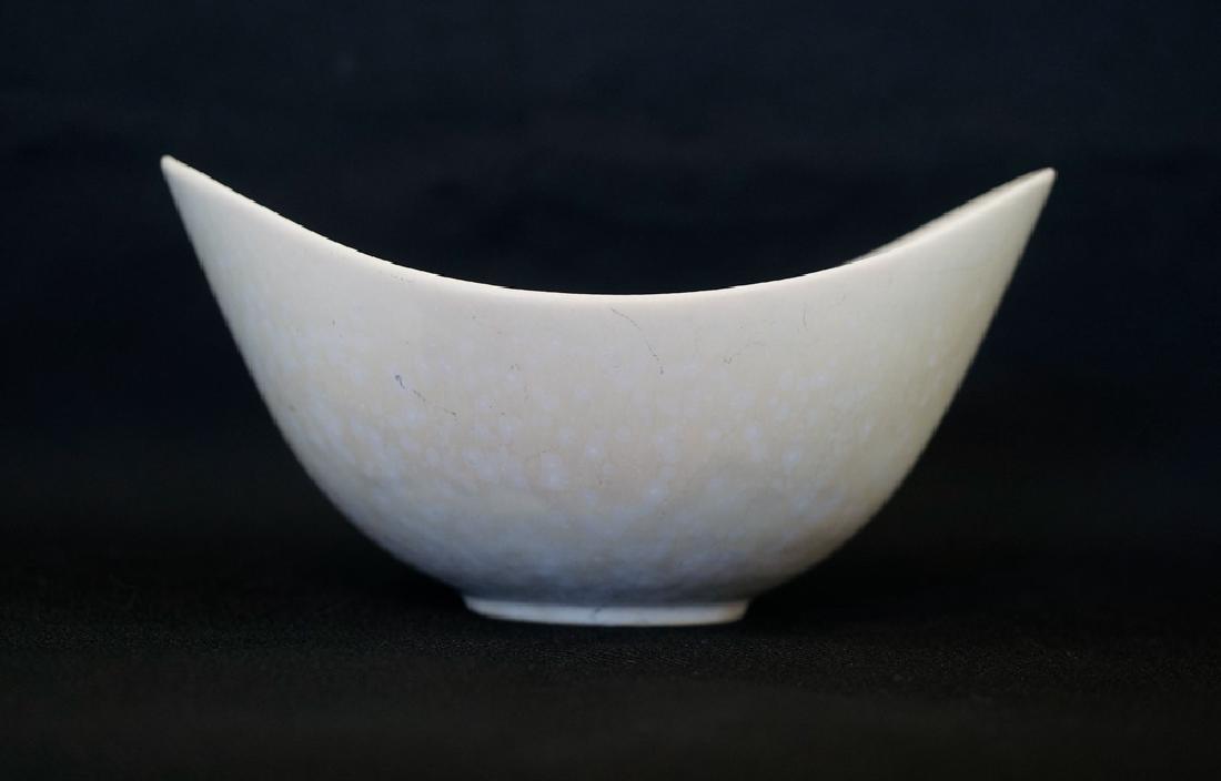 Rorstrand Gunnar Nylund ARO Bowl: Rorstarnd Gunnar Nylund ARO bowl. Very good to excellent condition with some pencil markings from being used as a pencil cup, etc. No cracks, chips or repairs. Measures 3.25" x 6.25" x 5". We ship mos