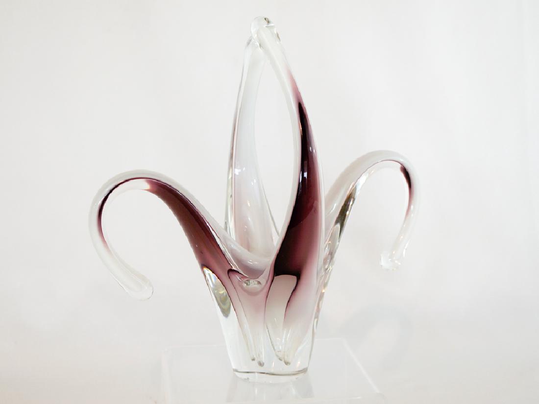 Paul Kedelv Flygfors coquille Vase: Paul Kedelv Flygsfors Coquille Glass. Measures 9" x 8.5" x 4.5" (23 cm x 21.5 cm x 11.5 cm). This piece has a few smalll nicks/chips on base edge. We ship most items in house. Exceptions include most