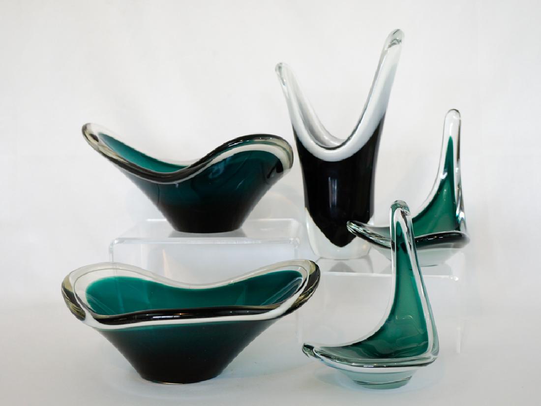 Paul Kedelv Flygsfors Coquille Glass, Five Pieces: Paul Kedelv Flygsfors Coquille Glass. Measure 5.25" x 4" to 4" x 8.25". The larger bowls have one with impact cracks/chips and the other larger has a small chip on base. We ship most items in house. E