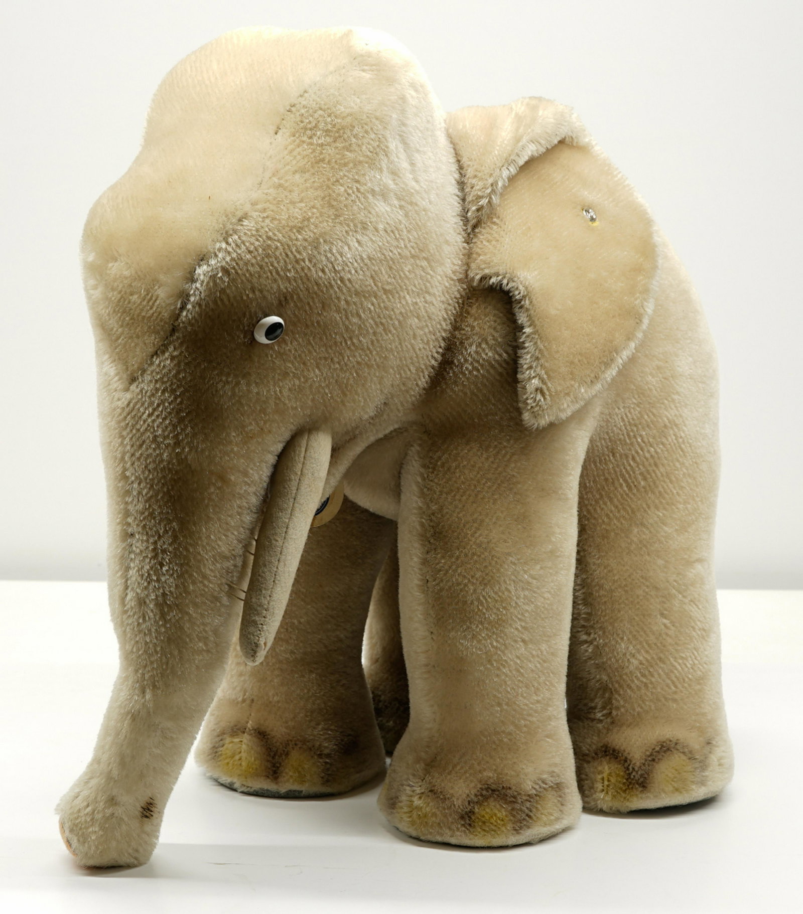 Steiff Elephant 6335,00: Steiff Elephant 6335,00. Measures over 13 inches tall. Missing red saddle. Very good condition. If lot is absent of a condition report a condition report may be requested via email. Condition report i