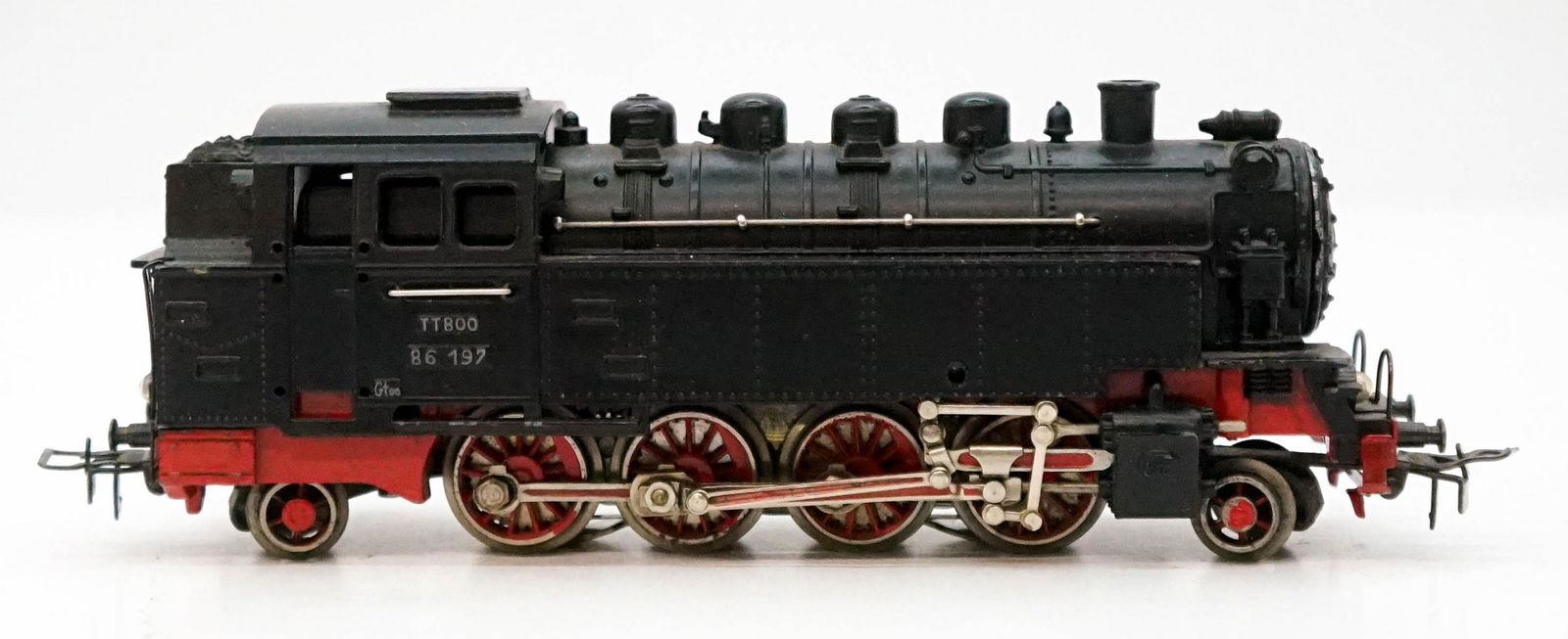 Marklin Engine 86 197: Marklin engine 86 197. Measures 6.75 inches in length. Very, very slight paint loss in areas. The paint loss is very, very minor. If lot is absent of a condition report a condition report may be reque