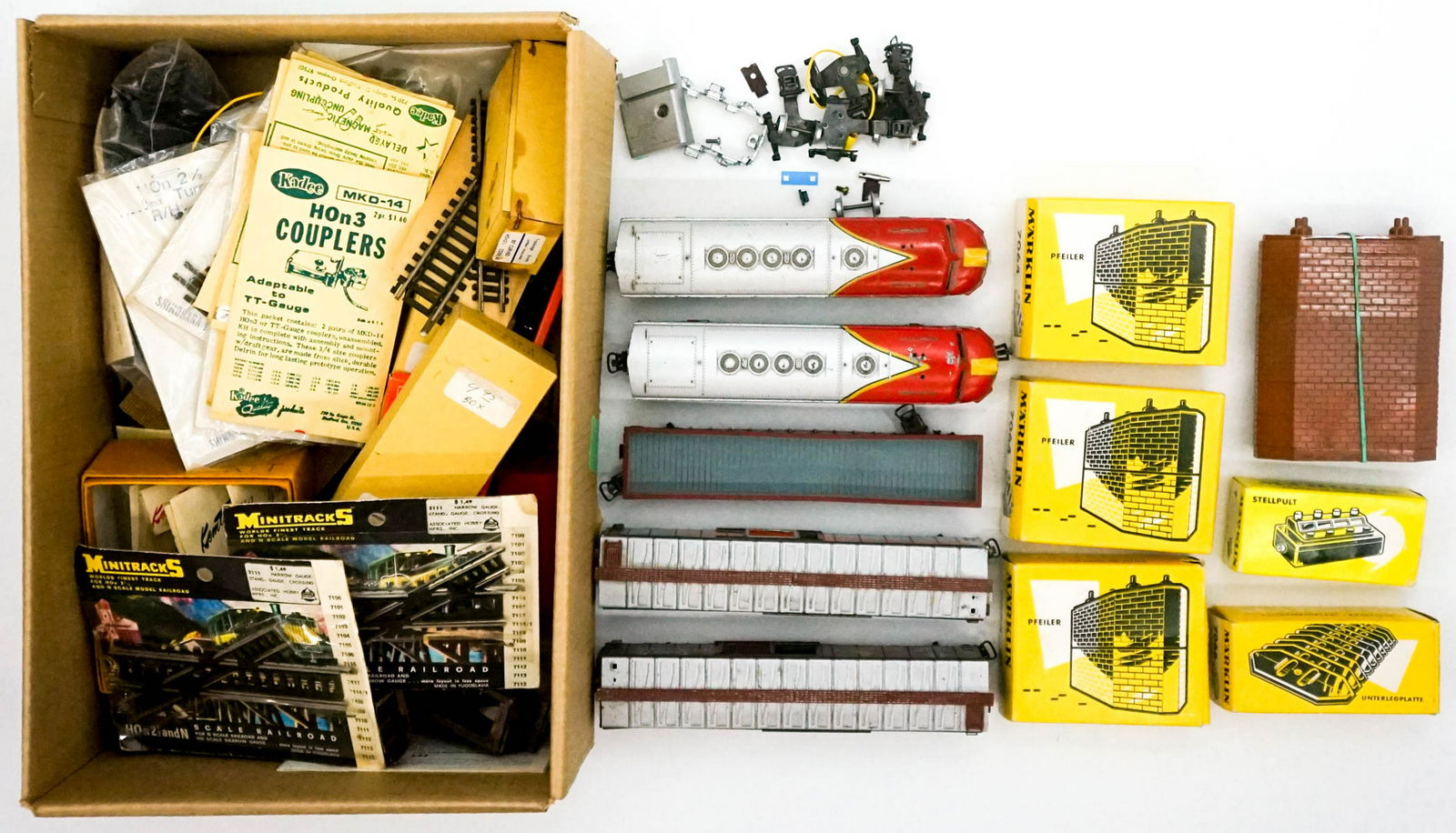 Marklin Accessories, Trains and Parts: A group of Marklin trains, Marklin accessories, small scale accessories and train building parts. The Santa Fe set is as-is. If lot is absent of a condition report a condition report may be requested