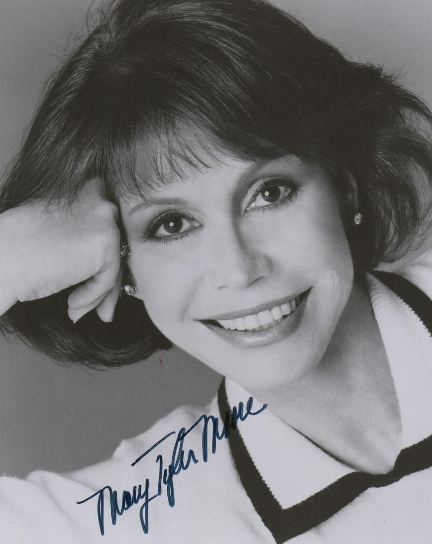 Mary Tyler Moore Signed Photo Beckett COA (1 of 3)