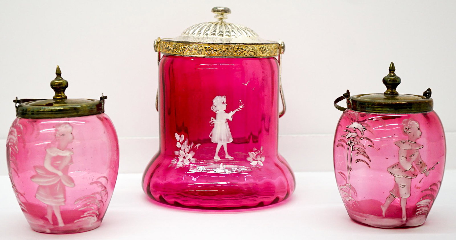 3 pcs Mary Gregory Antique Covered Jars: Three pieces of antique Mary Gregory glass. Three covered jars measuring 7.5-in. x 5.75-in. and 5.5-in. x 3.25-in. (2). Very good to excellent condition, no chips, cracks or repairs. We ship most item