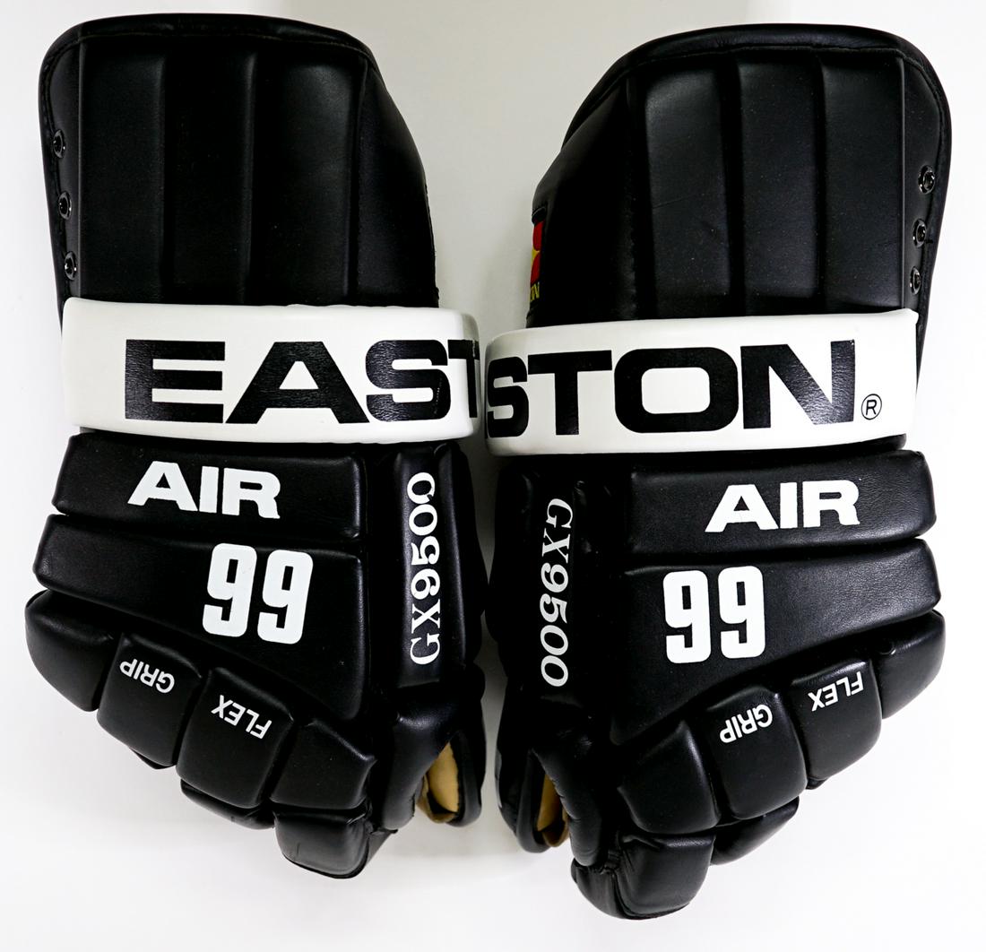 Wayne Gretzky Professional Model Team Issue Gloves (1 of 6)