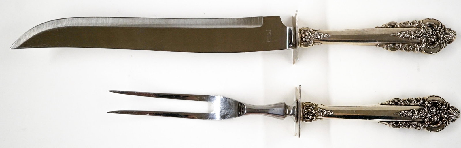 Wallace Grand Baroque Sterling Carving Knife/Fork: Wallace Grand Baroque Sterling carving Knife and Fork Set. If lot is absent of a condition report one may be requested via email. Condition report is provided as an opinion only and is no guarantee as