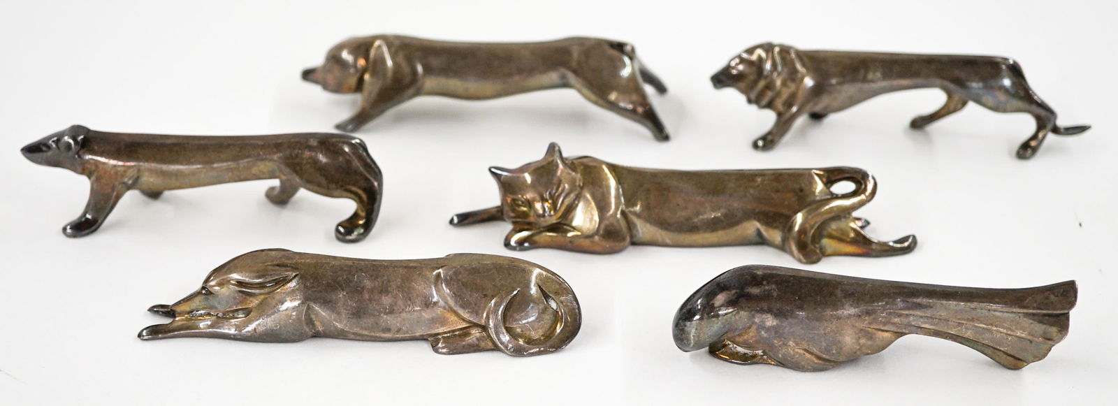 Christofle for Gallia Silver Plate Knife Rests: Christofle for Gallia silver plate knife rests (6)3-4.125-inches in length. Excellent condition. If lot is absent of a condition report one may be requested via email. Condition report is provided as