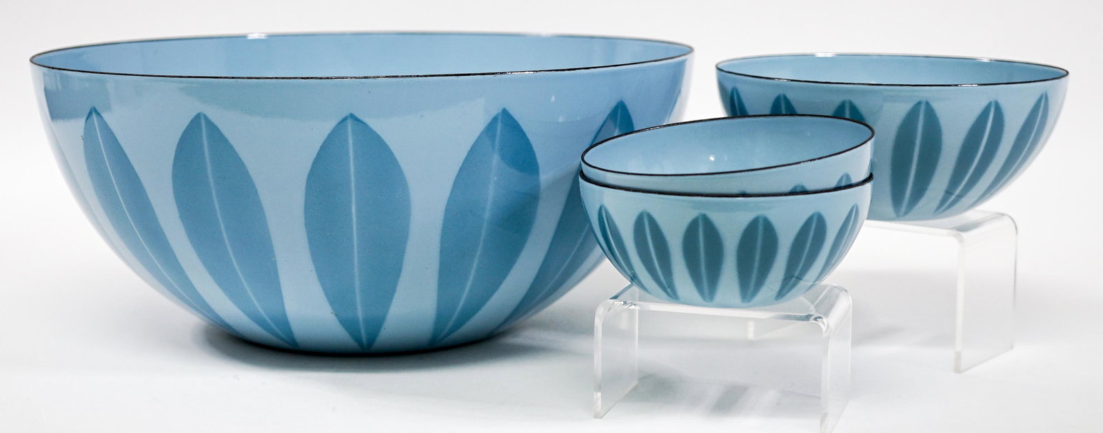 MCM Arabia Finel Enamel Bowl Kaj Franck Rare: MCM Arabia Finel Enamel Bowl Kaj Franck Rare. A rare group mid-century enamel bowls in three different sizes. Includes a large serving bowl measuring 4.75-in. x 11-in., 2.25-in. x 5.5-in. bowl and two