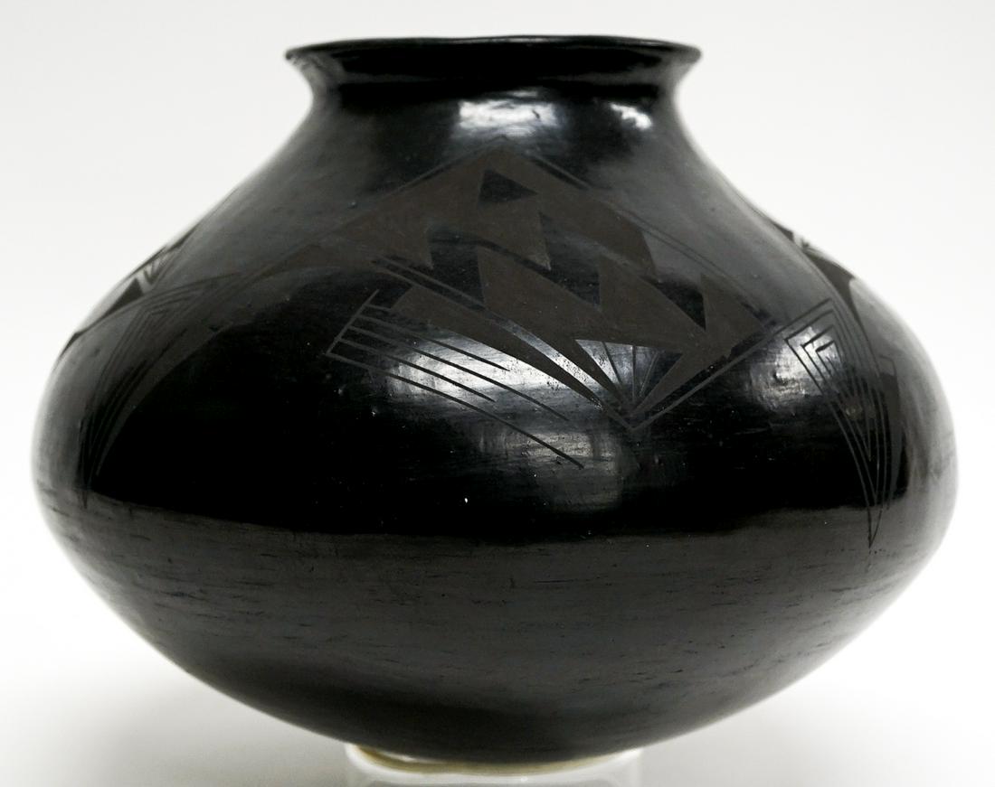 Oscar Quezada Large Mata Ortiz Pot 6.75-in. Tall (1 of 7)