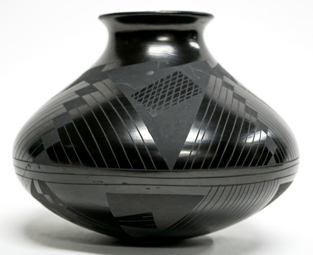Octavio Gonzales Mata Ortiz Pottery Vase (1 of 4)