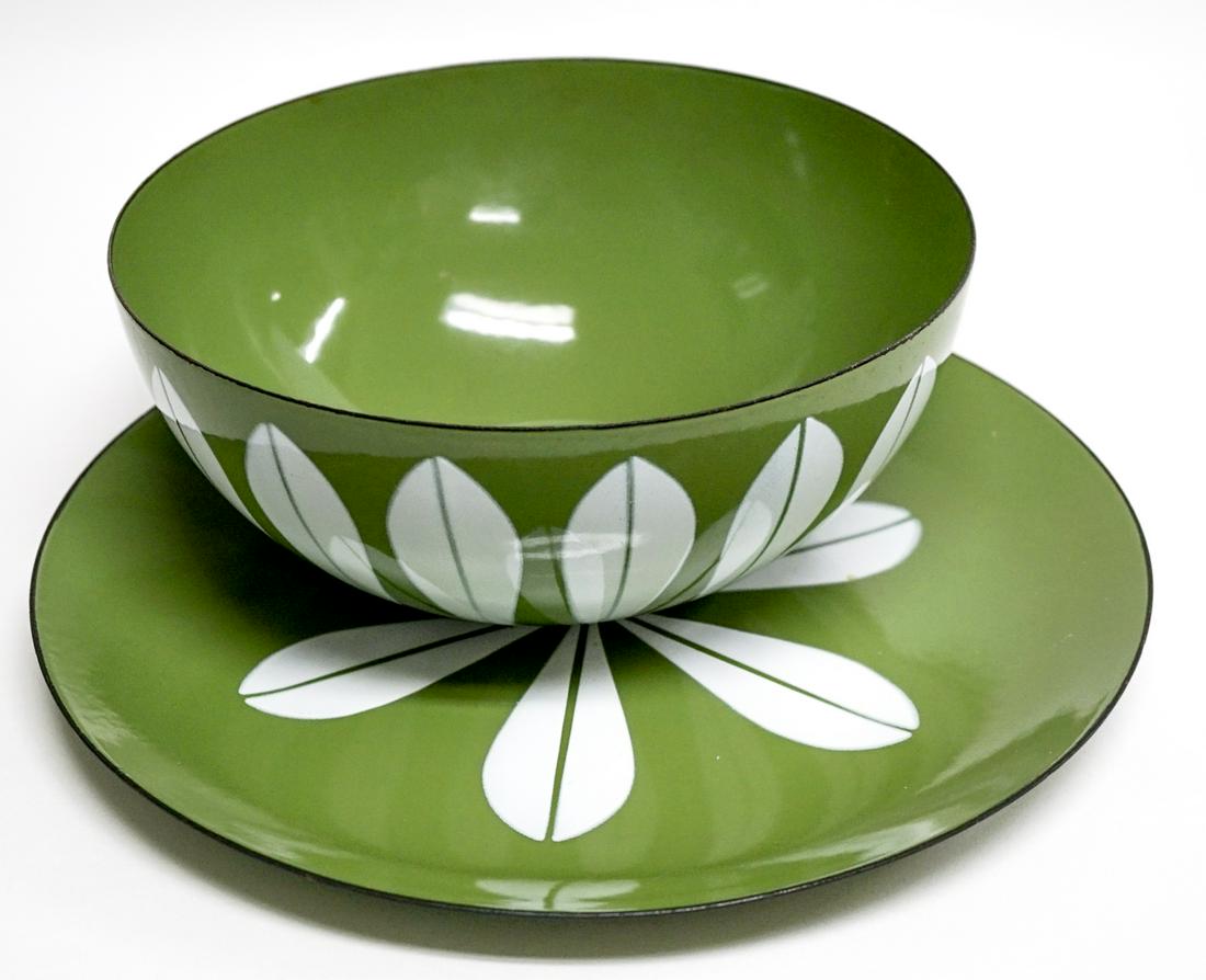 MCM Arabia Finel Enamel Bowl & Plate: MCM Arabia Finel Enamel Bowl Kaj Franck Rare. A rare group mid-century enamel bowls and plate. Includes a serving bowl measuring 3.125-in. x 7.875-in. and the plate measures 10.25-in. diameter. Excell