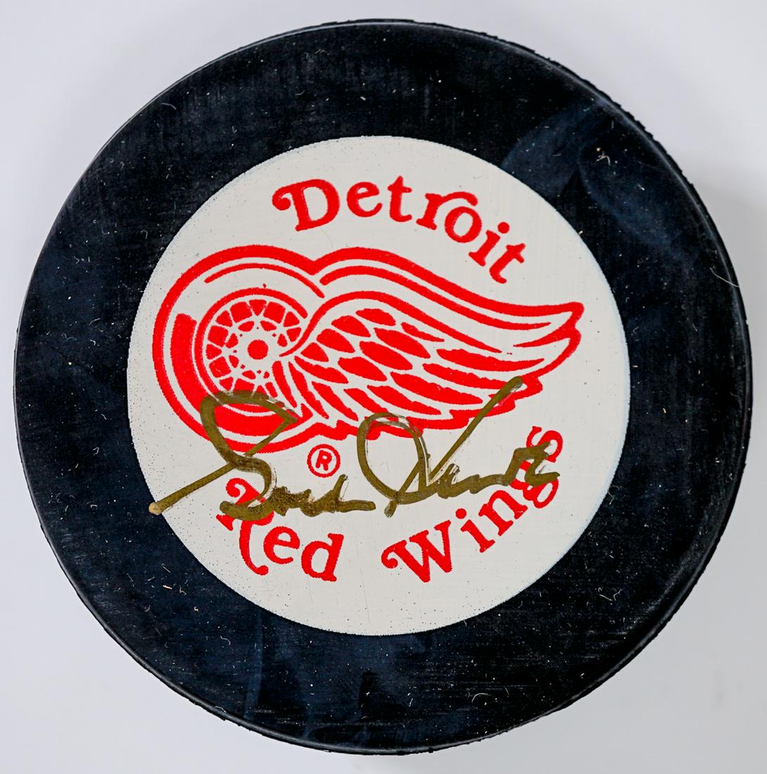 Gordie Howe Signed Hockey Puck UD COA (1 of 3)