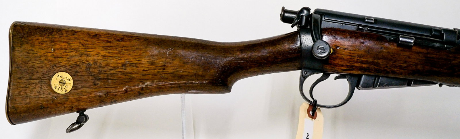 1900 BRITISH LEE-ENFIELD L.E.C. I CARBINE .303 CAL: 1900 BRITISH LEE-ENFIELD L.E.C. I CARBINE .303 CAL. Serial No. 6744C. VG/VG+ condition. (Estate number 50). A $40 transfer/processing fee plus shipping to Take Aim, Davenport, Washington must be paid 