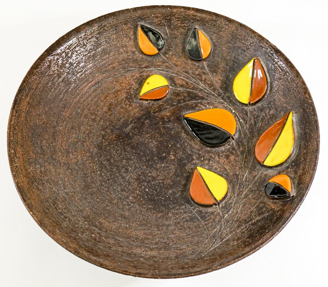 Bitossi Italian Pottery Bowl: Bitossi Italian Pottery Bowl. Measures 3 x 12 inches. A couple tiny nicks on edges. If lot is absent of a condition report one may be requested via email. Condition report is provided as an opinion on