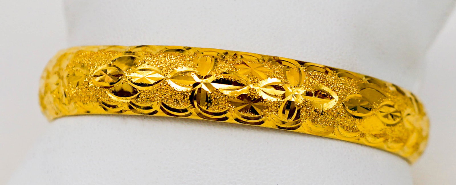 Exquisite 22k Yellow Gold Bangle Bracelet: Exquisite 22k Yellow Gold Bangle Bracelet. Measures 11 mm width (.4375 inches). Weighs 10 grams. Inside circumference is 7.25 inches. Like-new condition. Payment by wire transfer only. This is an esta