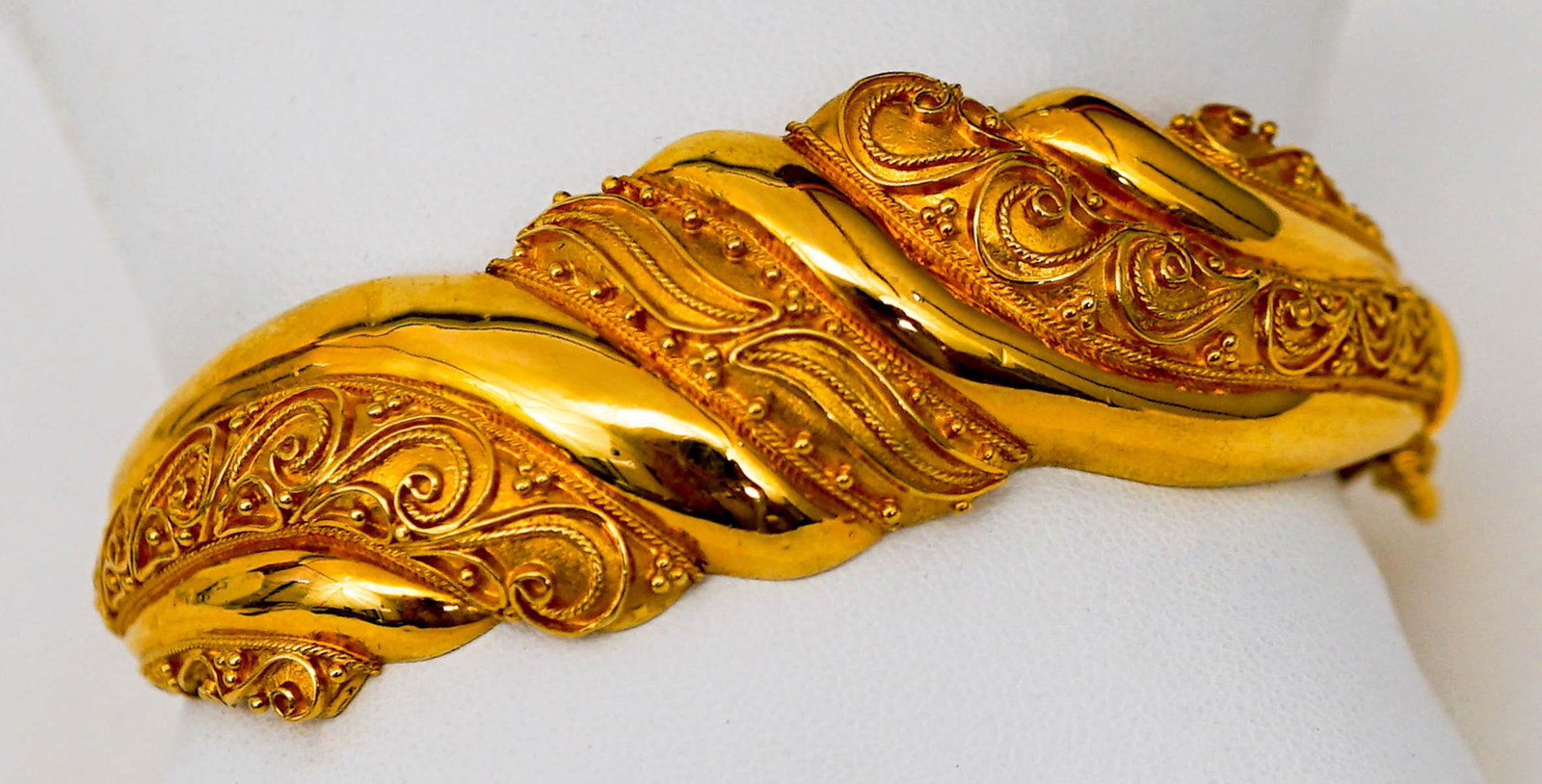Exquisite 22k Yellow Gold Bangle Bracelet: Exquisite 22k Yellow Gold Bangle Bracelet. Measures 24 mm width (.875 inches). Weighs 40 grams. Inside circumference is 7 inches. Like-new condition. Payment by wire transfer only. This is an estate s