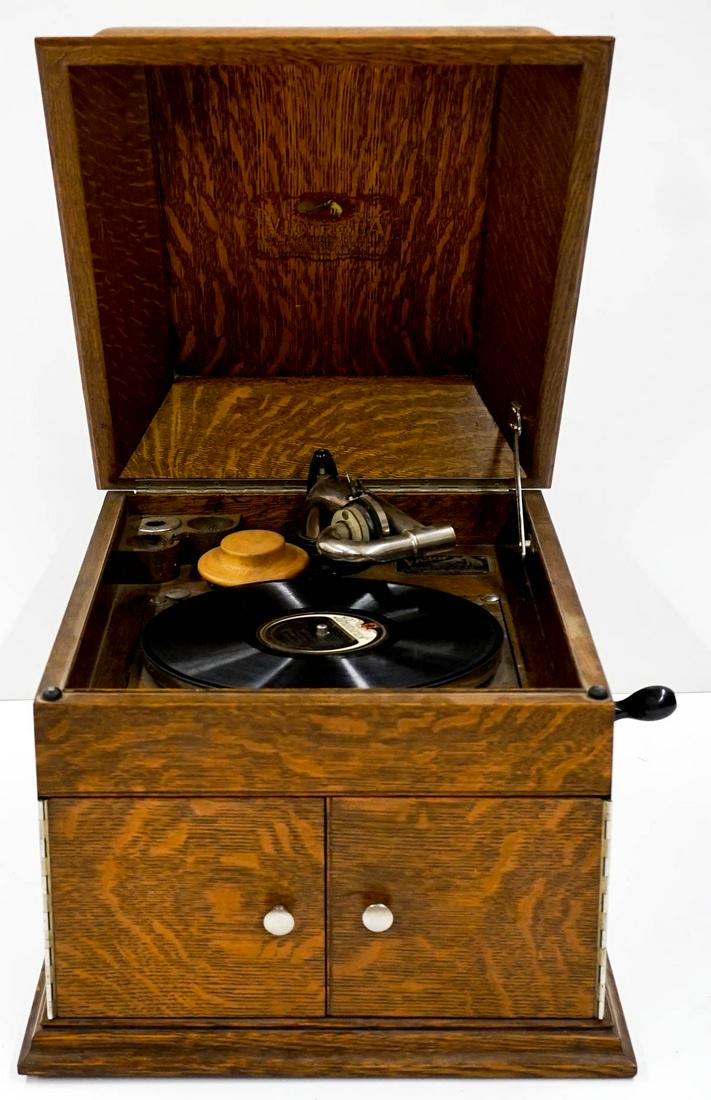 Beautiful Oak Tabletop Victor Talking Machine: Beautiful Oak Tabletop Victor Talking Machine Victrola Phonograph. Model VVV III. Measures 14 x 15.5 x 19.25 inches and weighs approximately 30 pounds. In working order, This item requires buyer pick-