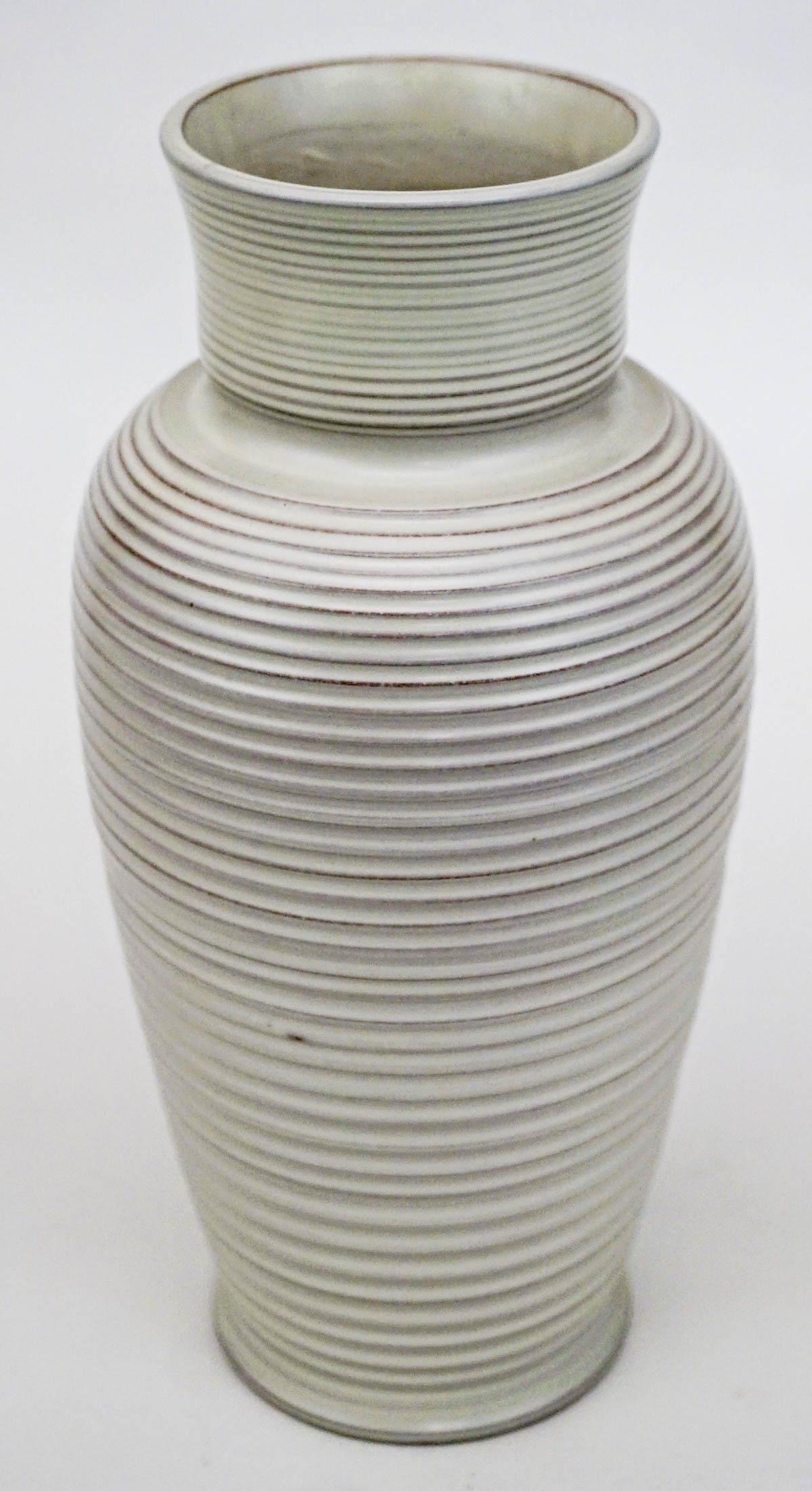 Poole (England) Style 863 Magnolia White Vase (1 of 7)