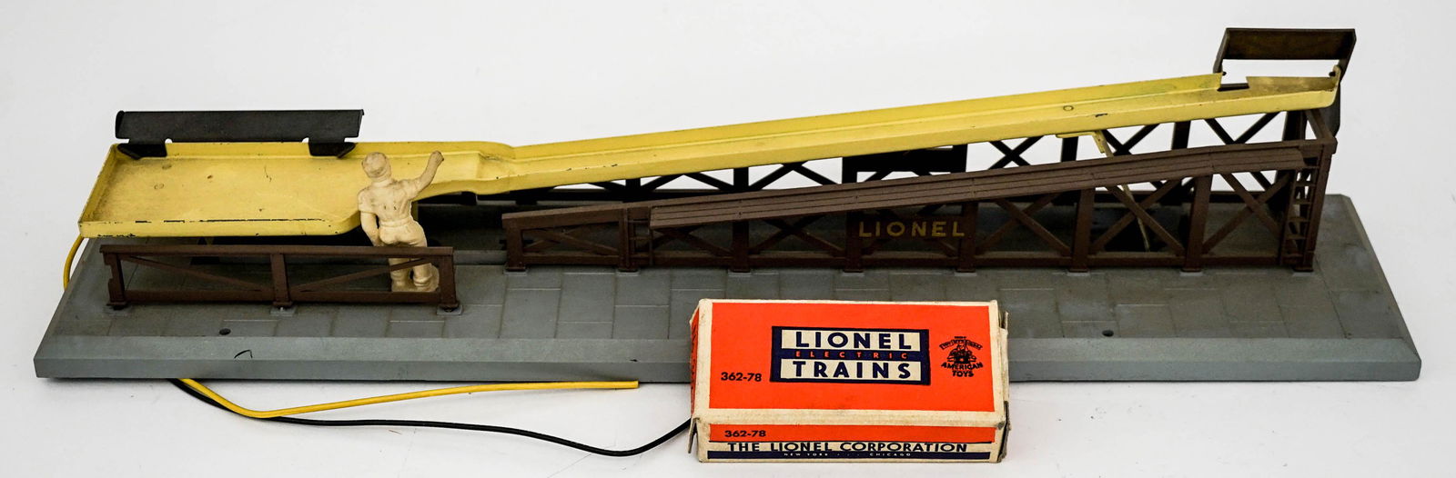 Lionel Trains No. 362 Barrel Loader (1 of 5)