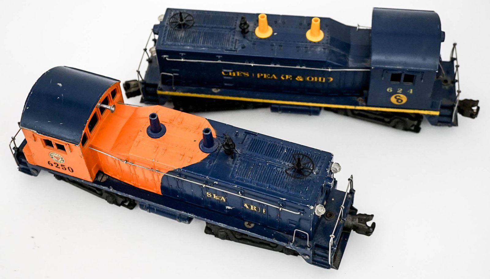 Lionel Trains (2) Switchers [6250, 624]: Two (2) Lionel Electric Trains switchers. Includes 6250 Sea Board and 624 Chesapeake and Ohio. Measure 10.5 in. long. Weigh 7 lbs. Untested. Provenance: Private estate collection from the Pacific Nort