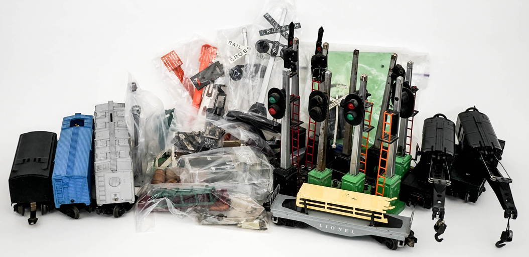 Assortment of Electric Train Cars, Accessories (0278) on Dec 07, 2022