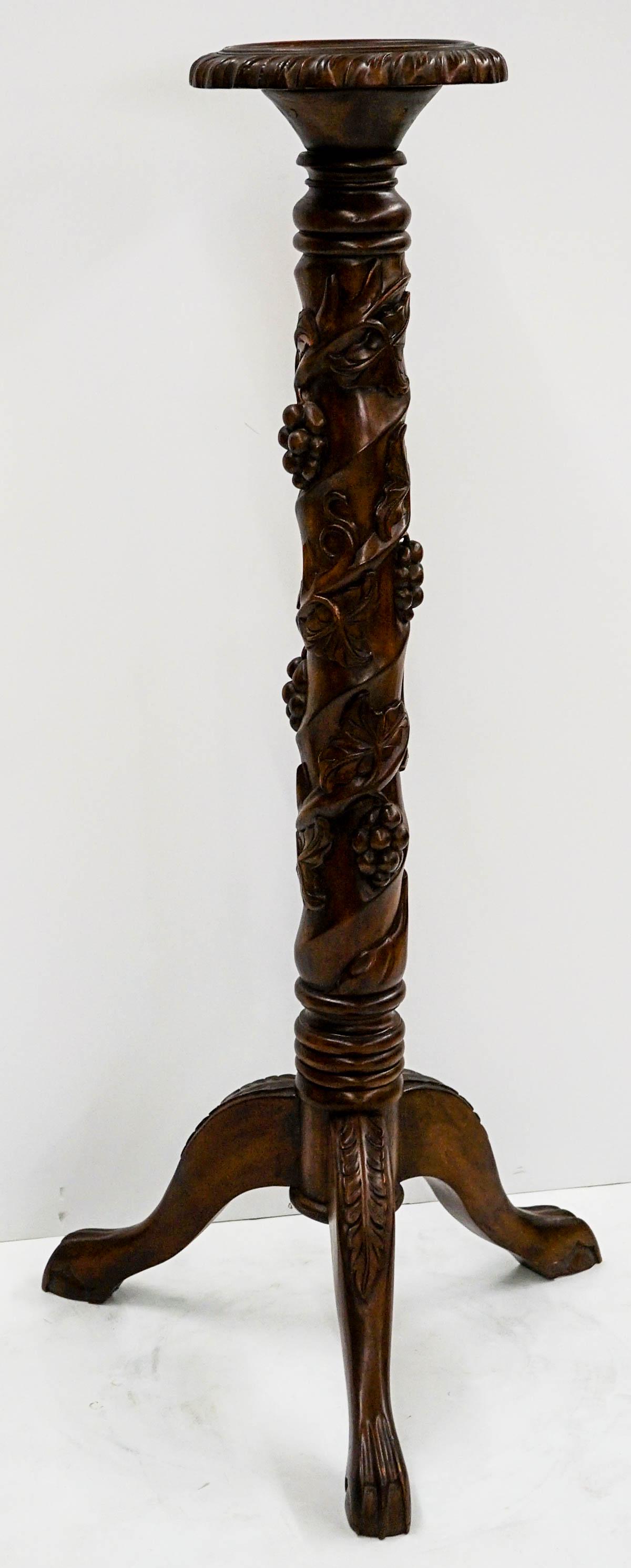 Indonesian Contemporary Carved Wood Fern Stand: Indonesian Contemporary Carved Wood Fern Stand. Measures 45.25 x 24 inches. No damage. Condition report is provided as an opinion only and is no guarantee as condition can be subjective. Buyer must vi