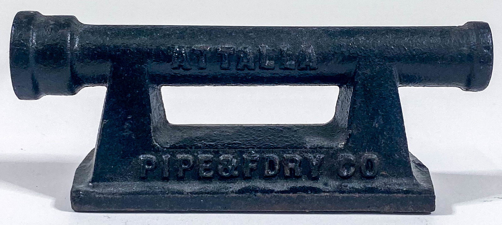 Attalla (Alabama) Pipe & Foundry Paperweight: Attalla (Alabama) Pipe & Foundry Antique Cast Iron Advertising Paperweight. Measures 2 x 5 x 1.5 inches. Excellent condition. If lot is absent of a condition report one may be requested via email. Con