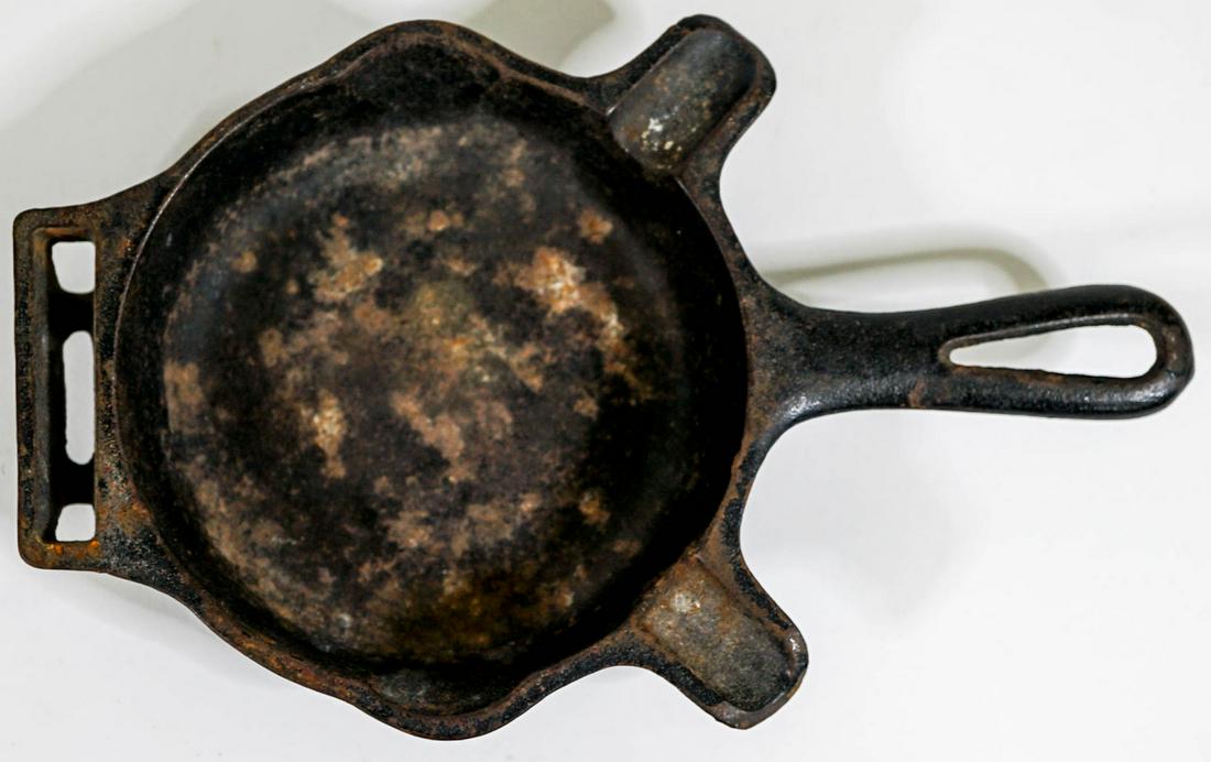 Griswold NO. 00 Cast Iron Advertising Pan (1 of 3)