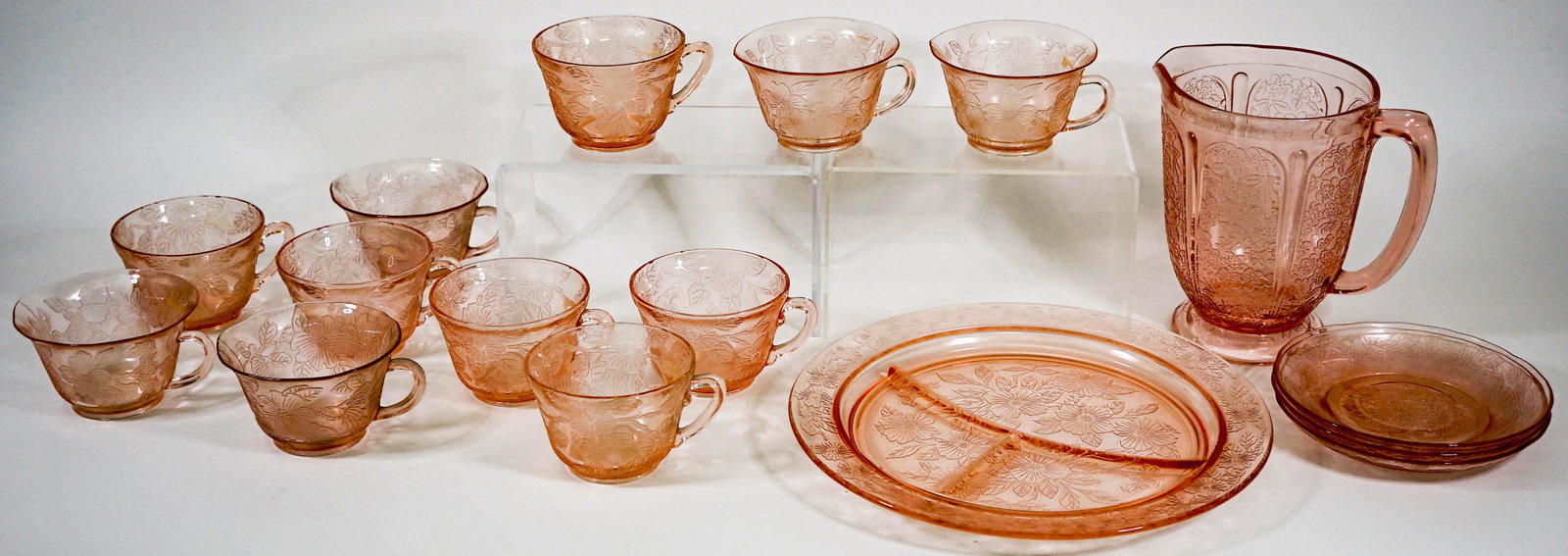 Vintage (16) Dogwood Depression Glass (1 of 12)