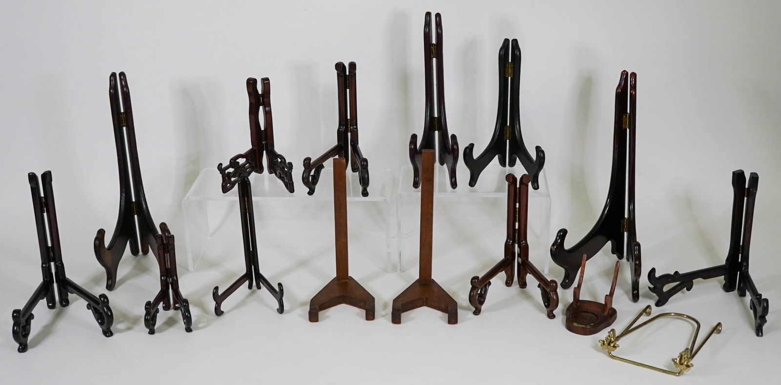 (15) Display Plate Stands AS-IS (1 of 7)