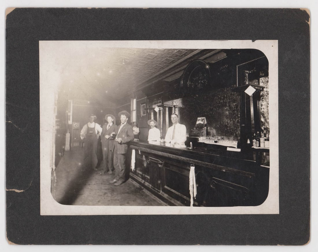 [Montana Collection] Saloon Interior Photo (1 of 2)