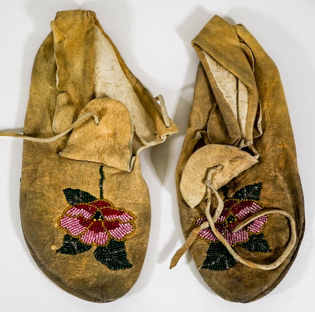 Vintage Native American Beaded Moccasins (1 of 2)