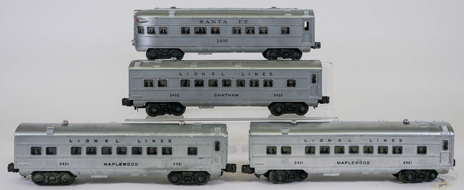 Lionel 2421 (2) 2406 2422: Lionel 2421 (2) 2406 2422. Provenance: Missoula, Montana Private Collection. Untested, from a lifelong collector who serviced and repaired trains requiring any attention. If lot is absent of a conditi