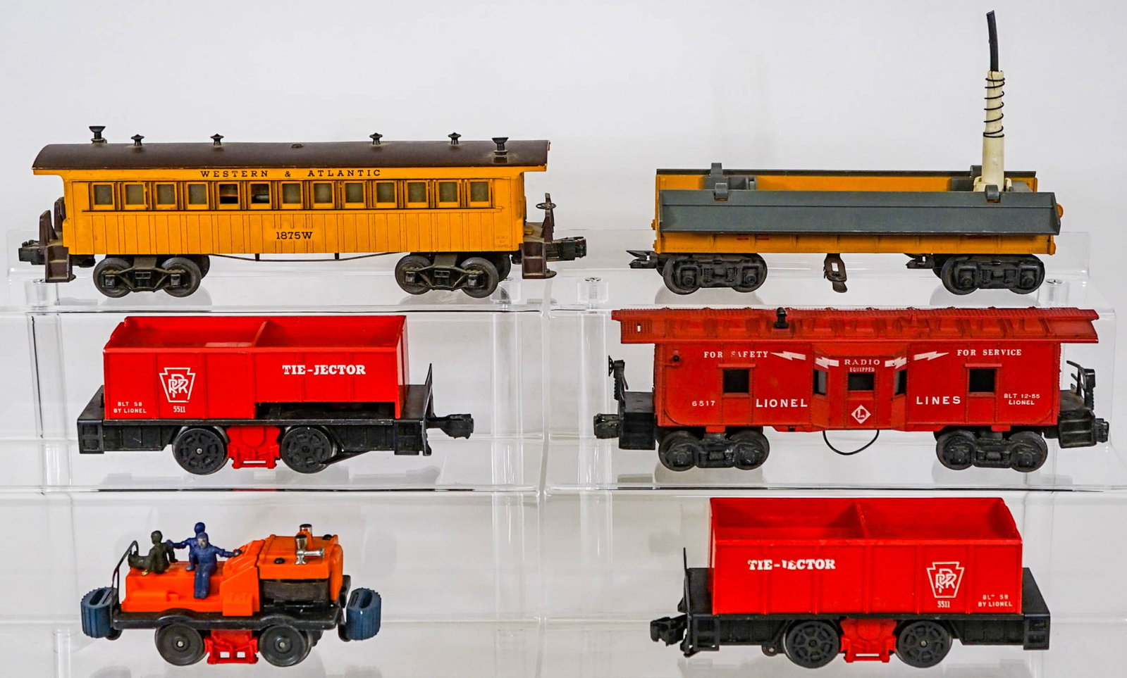 Lionel Vintage Cars (6): Lionel Vintage Cars (6). Provenance: Missoula, Montana Private Collection. Untested, from a lifelong collector who serviced and repaired trains requiring any attention. If lot is absent of a condition