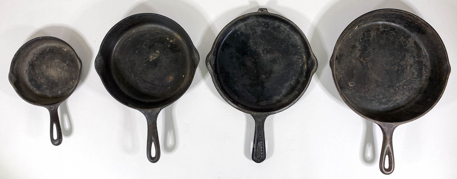 (4 pcs) Vintage Cast Iron Skillets (1 of 2)