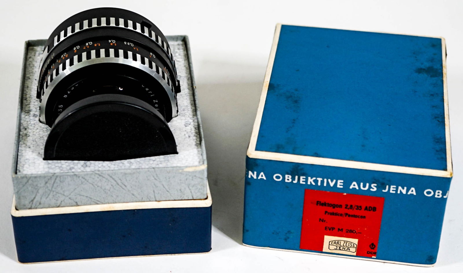 Vintage Carl Zeiss Jena FLEKTOGON 2.8/35mm: Vintage Carl Zeiss Jena FLEKTOGON 2.8/35mm Wide Angle Lens. Excellent condition in original box. If lot is absent of a condition report one may be requested via email. Condition report is provided as
