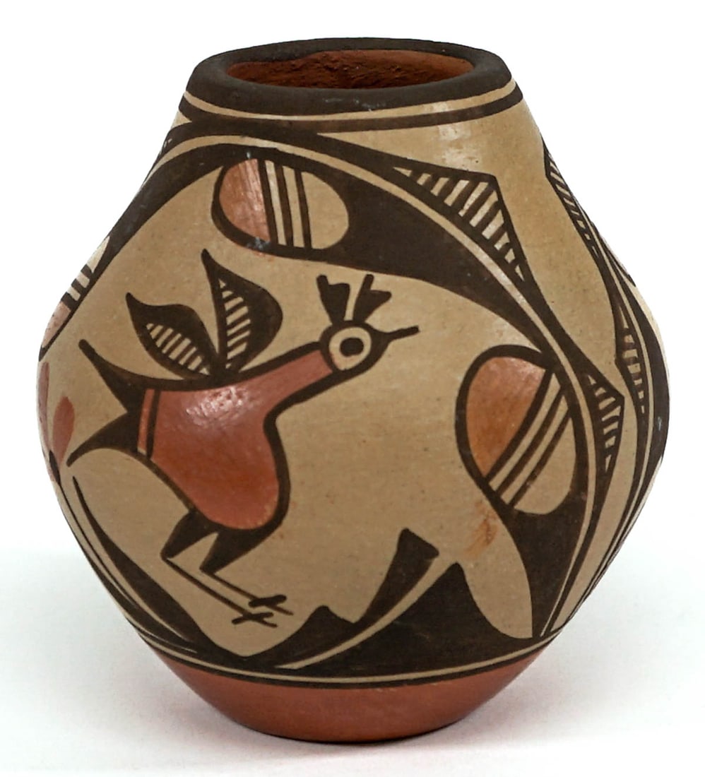 Elizabeth Medina Native American Pottery: Elizabeth Medina Native American Pottery. Measures 3.75 x 3.5 inches. No damage. If lot is absent of a condition report one may be requested via email. Condition report is provided as an opinion only
