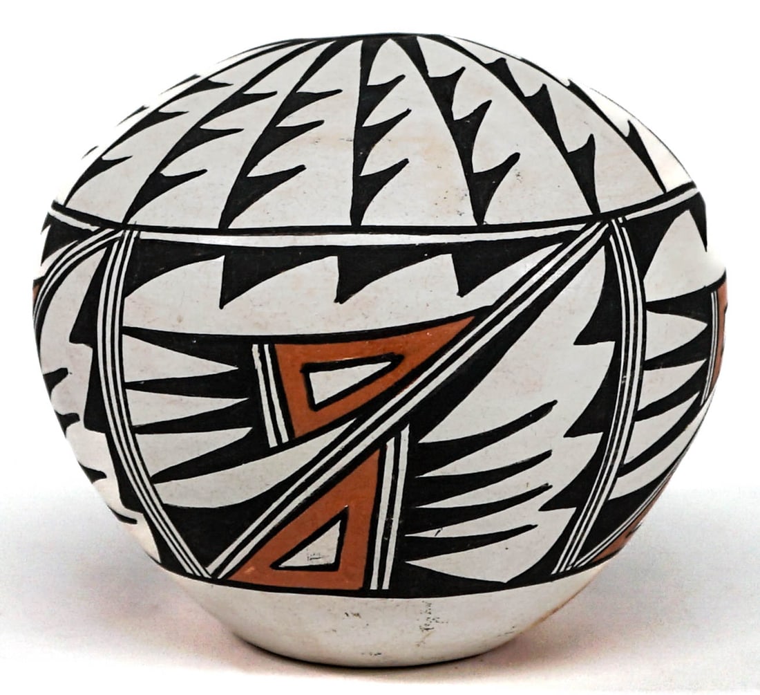 Santana Antonio Acoma, New Mexico Pot: Santana Antonio Acoma, New Mexico Pot. Measures 4 x 4.5 inches. No damage. If lot is absent of a condition report one may be requested via email. Condition report is provided as an opinion only and is