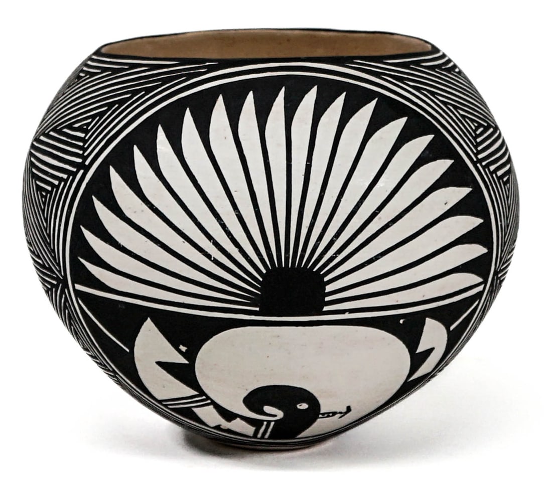 V.E. Acoma New Mexico Pot: V.E. Acoma New Mexico Pot. Measures 5 x 6 inches. No damage. If lot is absent of a condition report one may be requested via email. Condition report is provided as an opinion only and is no guarantee 